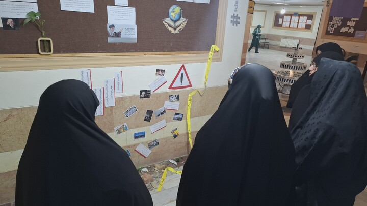 تصاویر/ نمایشگاه نقد سلطه آمریکا و علوم انسانی غربی  در مدرسه علمیه حضرت زینب(س) کرمان