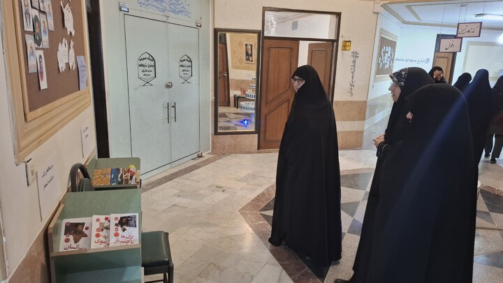 تصاویر/ نمایشگاه نقد سلطه آمریکا و علوم انسانی غربی  در مدرسه علمیه حضرت زینب(س) کرمان