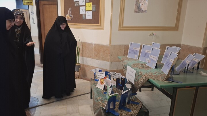 تصاویر/ نمایشگاه نقد سلطه آمریکا و علوم انسانی غربی  در مدرسه علمیه حضرت زینب(س) کرمان