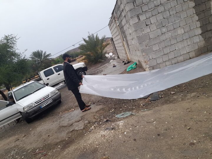 حضور مبلغ روستا، مربی طرح امین و بسیجیان در رفع آب‌دهی سقف منزل مددجوی بهزیستی در روستای طرج.