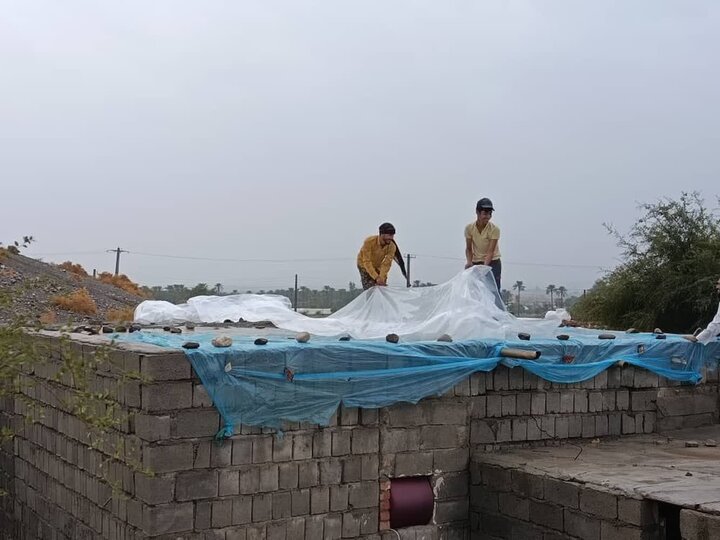 حضور مبلغ روستا، مربی طرح امین و بسیجیان در رفع آب‌دهی سقف منزل مددجوی بهزیستی در روستای طرج.