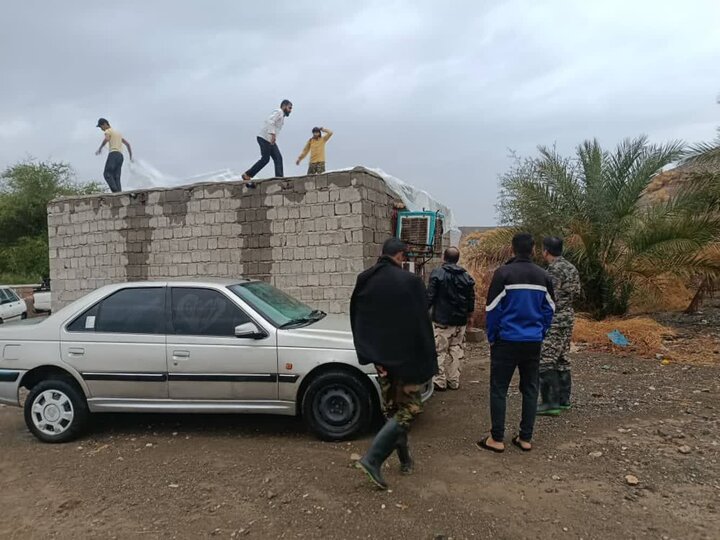 حضور مبلغ روستا، مربی طرح امین و بسیجیان در رفع آب‌دهی سقف منزل مددجوی بهزیستی در روستای طرج.