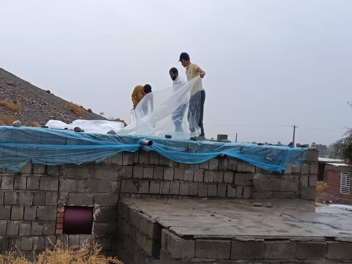 حضور مبلغ روستا، مربی طرح امین و بسیجیان در رفع آب‌دهی سقف منزل مددجوی بهزیستی در روستای طرج.
