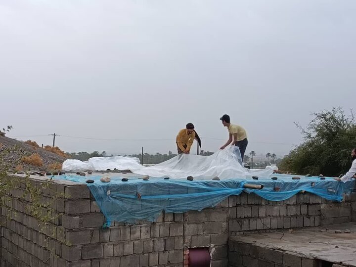 حضور مبلغ روستا، مربی طرح امین و بسیجیان در رفع آب‌دهی سقف منزل مددجوی بهزیستی در روستای طرج.