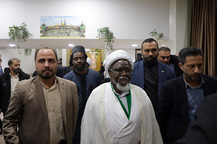 سماحة الشيخ إبراهيم الزكزاكي يزور مرقد السيدة فاطمة المعصومة (عليها السلام)