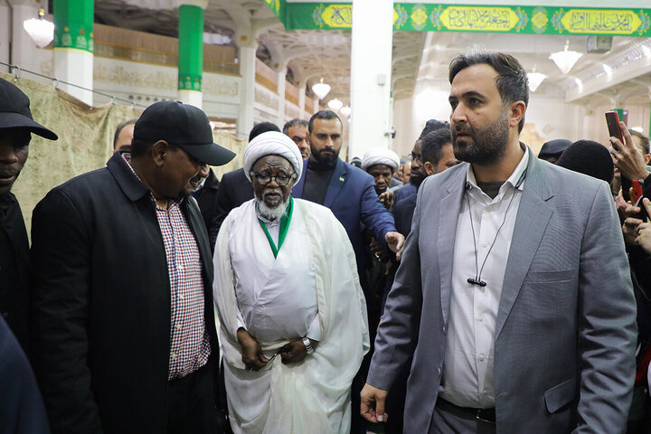 سماحة الشيخ إبراهيم الزكزاكي يزور مرقد السيدة فاطمة المعصومة (عليها السلام)