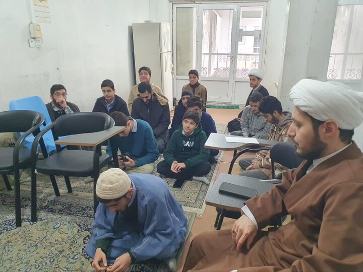 تقدیر از برگزدیگان جشنواره علامه حلی در مدرسه علمیه جامع  رشت برگزار شد