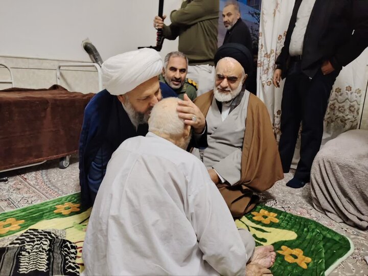 تصاویر/حضورآیت الله مهدوی در منزل حجت الاسلام ناصریان و دیدار باخانواده شهید فتح قریب