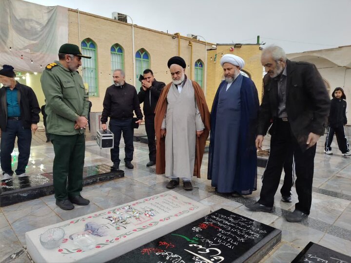 تصاویر/حضورآیت الله مهدوی در منزل حجت الاسلام ناصریان و دیدار باخانواده شهید فتح قریب