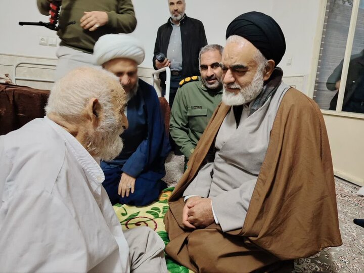 تصاویر/حضورآیت الله مهدوی در منزل حجت الاسلام ناصریان و دیدار باخانواده شهید فتح قریب