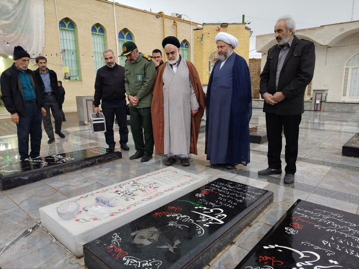 تصاویر/حضورآیت الله مهدوی در منزل حجت الاسلام ناصریان و دیدار باخانواده شهید فتح قریب