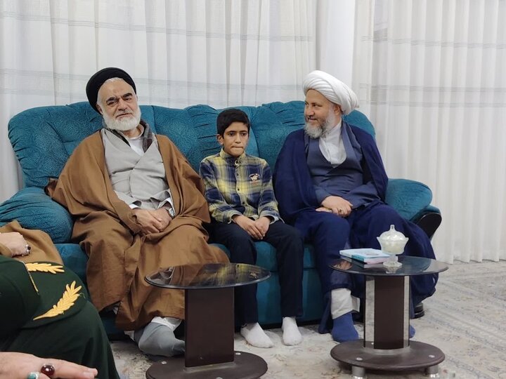 تصاویر/حضورآیت الله مهدوی در منزل حجت الاسلام ناصریان و دیدار باخانواده شهید فتح قریب