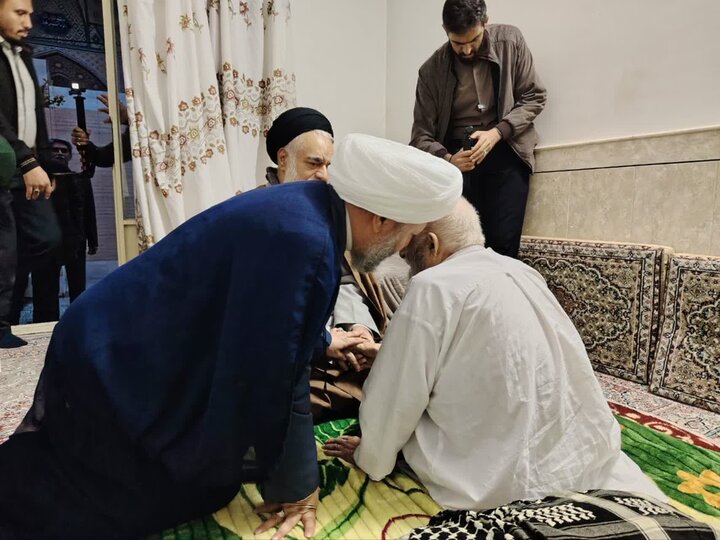 تصاویر/حضورآیت الله مهدوی در منزل حجت الاسلام ناصریان و دیدار باخانواده شهید فتح قریب