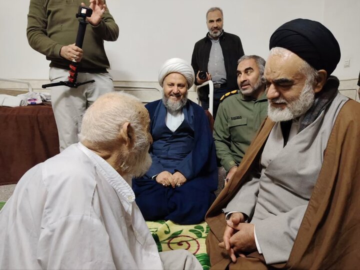 تصاویر/حضورآیت الله مهدوی در منزل حجت الاسلام ناصریان و دیدار باخانواده شهید فتح قریب