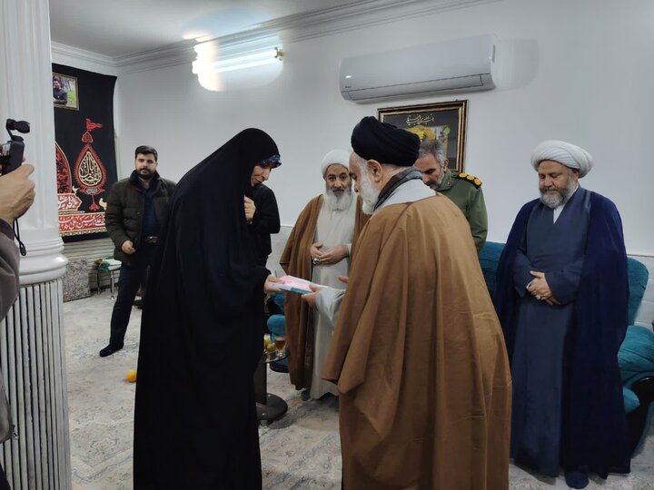 تصاویر/حضورآیت الله مهدوی در منزل حجت الاسلام ناصریان و دیدار باخانواده شهید فتح قریب