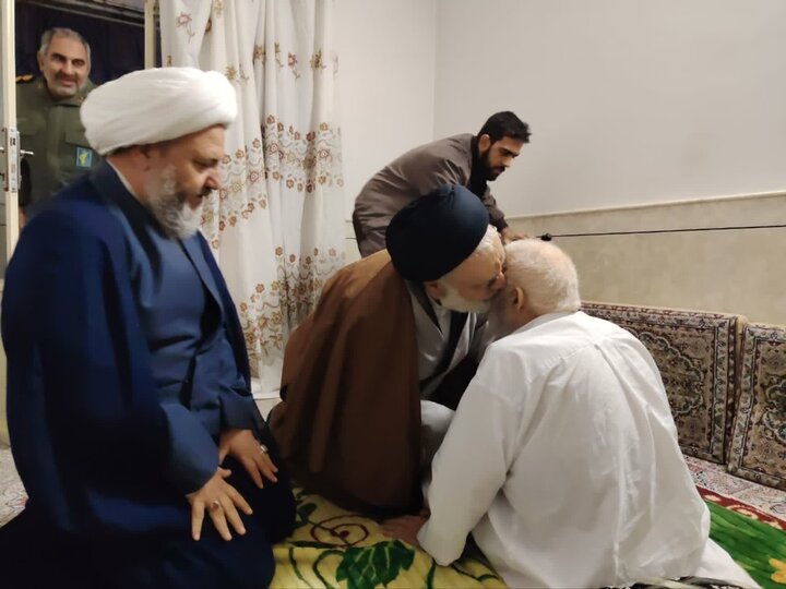 تصاویر/حضورآیت الله مهدوی در منزل حجت الاسلام ناصریان و دیدار باخانواده شهید فتح قریب