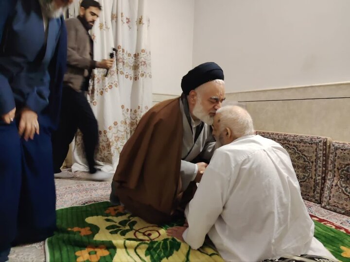 تصاویر/حضورآیت الله مهدوی در منزل حجت الاسلام ناصریان و دیدار باخانواده شهید فتح قریب