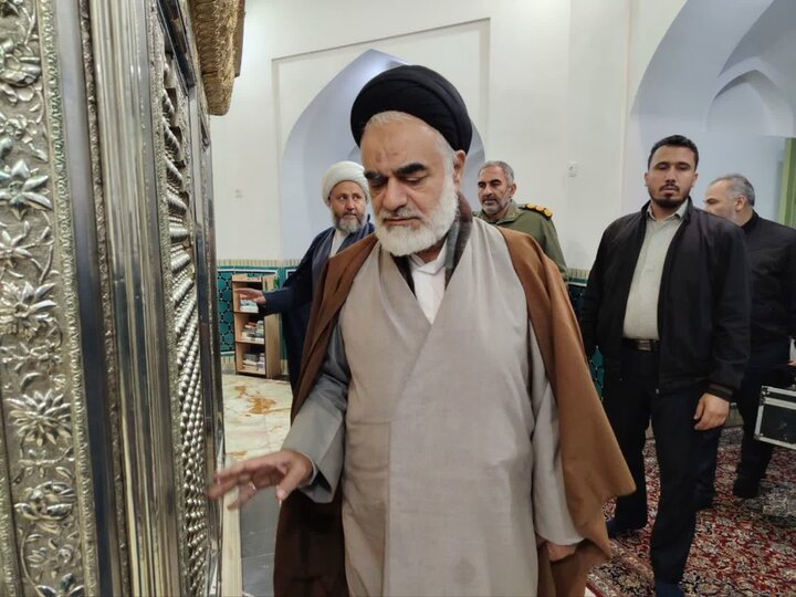 تصاویر/حضورآیت الله مهدوی در منزل حجت الاسلام ناصریان و دیدار باخانواده شهید فتح قریب