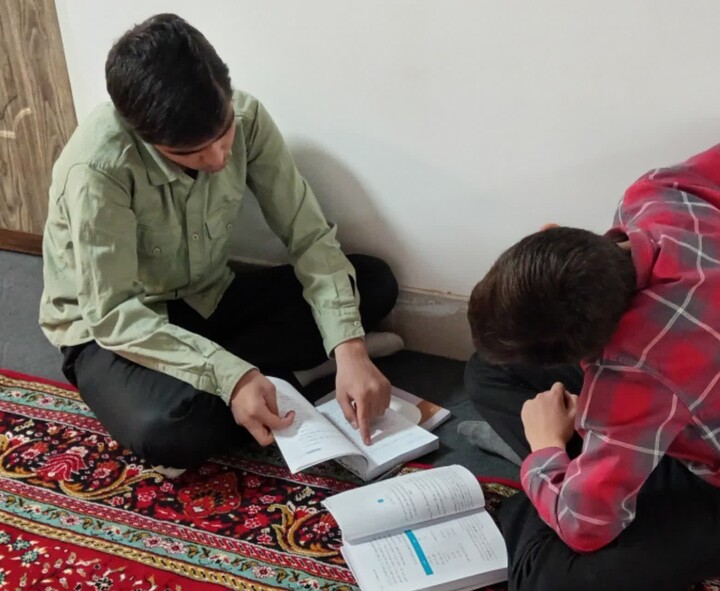 تصاویر / مباحثه طلاب مدرسه علمیه شیخ علیخان زنگنه تویسرکان