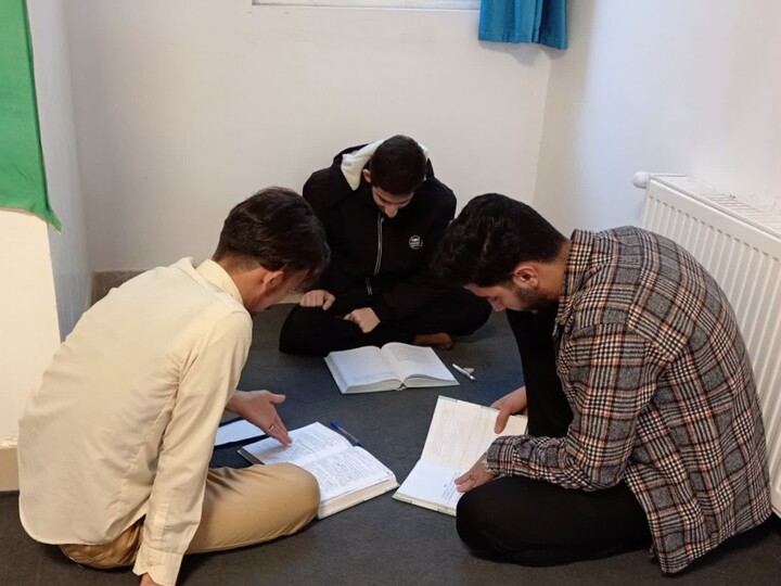 تصاویر / مباحثه طلاب مدرسه علمیه شیخ علیخان زنگنه تویسرکان