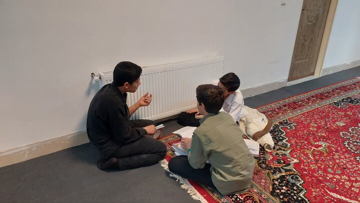 تصاویر / مباحثه طلاب مدرسه علمیه شیخ علیخان زنگنه تویسرکان