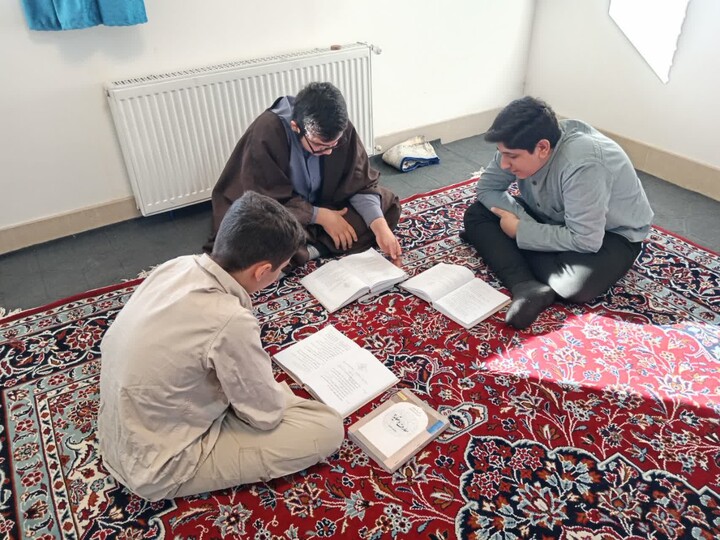 تصاویر / مباحثه طلاب مدرسه علمیه شیخ علیخان زنگنه تویسرکان