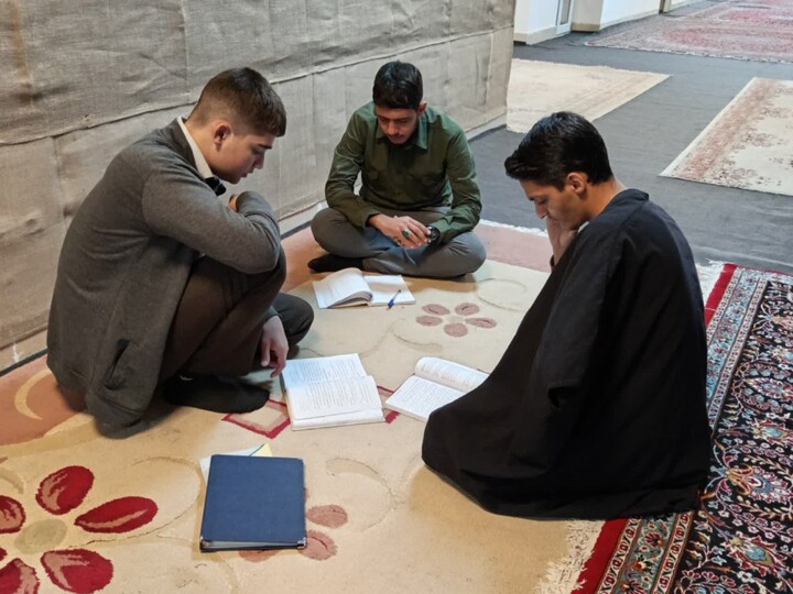تصاویر / مباحثه طلاب مدرسه علمیه شیخ علیخان زنگنه تویسرکان