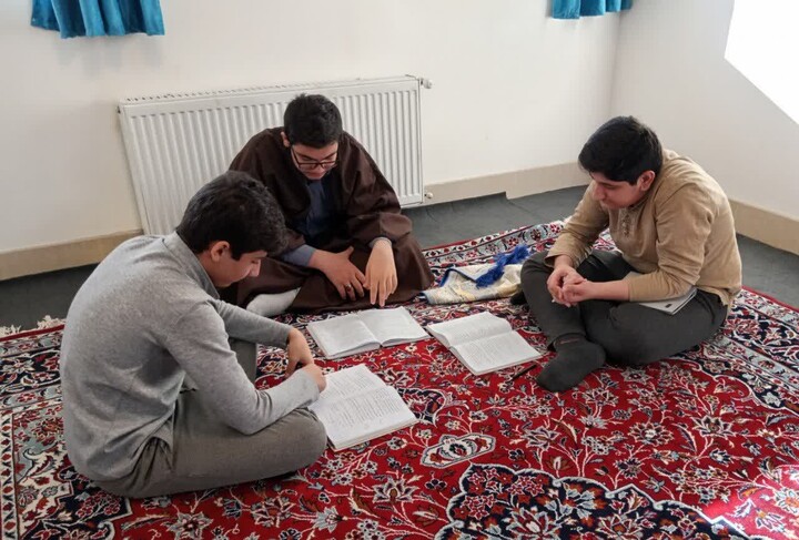 تصاویر / مباحثه طلاب مدرسه علمیه شیخ علیخان زنگنه تویسرکان