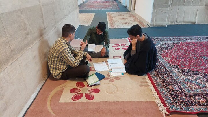 تصاویر / مباحثه طلاب مدرسه علمیه شیخ علیخان زنگنه تویسرکان