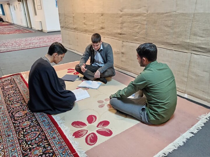 تصاویر / مباحثه طلاب مدرسه علمیه شیخ علیخان زنگنه تویسرکان