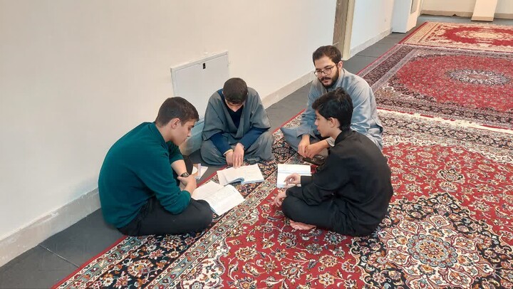 تصاویر / مباحثه طلاب مدرسه علمیه شیخ علیخان زنگنه تویسرکان