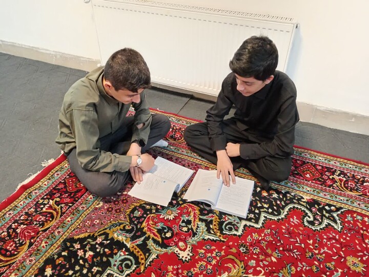 تصاویر / مباحثه طلاب مدرسه علمیه شیخ علیخان زنگنه تویسرکان