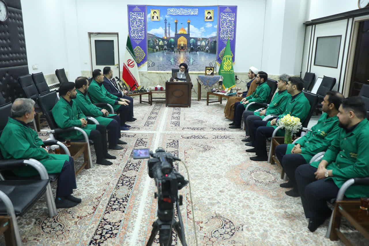 خادمان واحد گل‌آرایی حرم مطهر بانوی کرامت مورد تقدیر قرار گرفتند