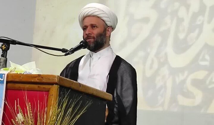 مروج زندگی و سیره شهدا در جامعه باشیم