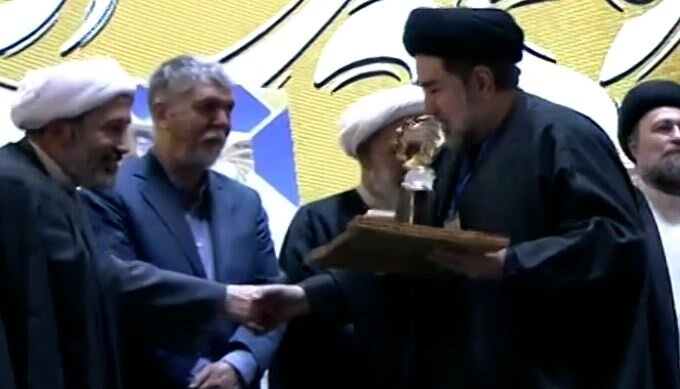 ईरान में मौलाना क़ल्बे जवाद नक़वी को पहला इमाम ख़ुमैनी अवार्ड से सम्मानित किया गया