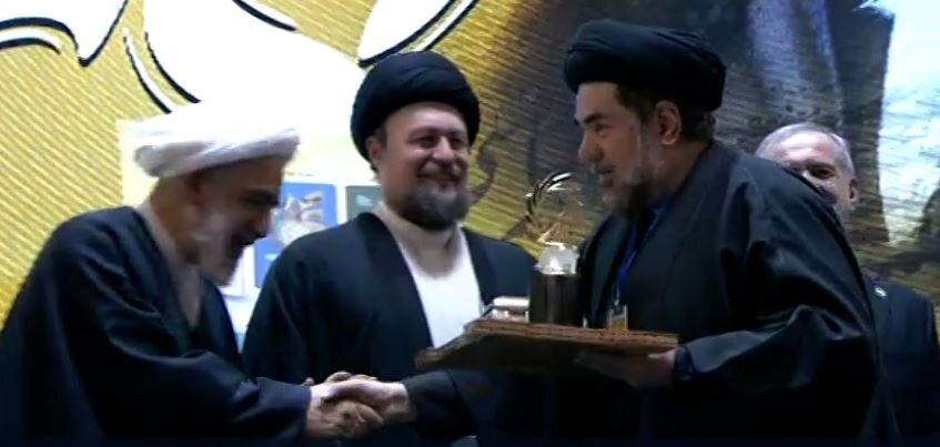 ईरान में मौलाना क़ल्बे जवाद नक़वी को पहला इमाम ख़ुमैनी अवार्ड से सम्मानित किया गया