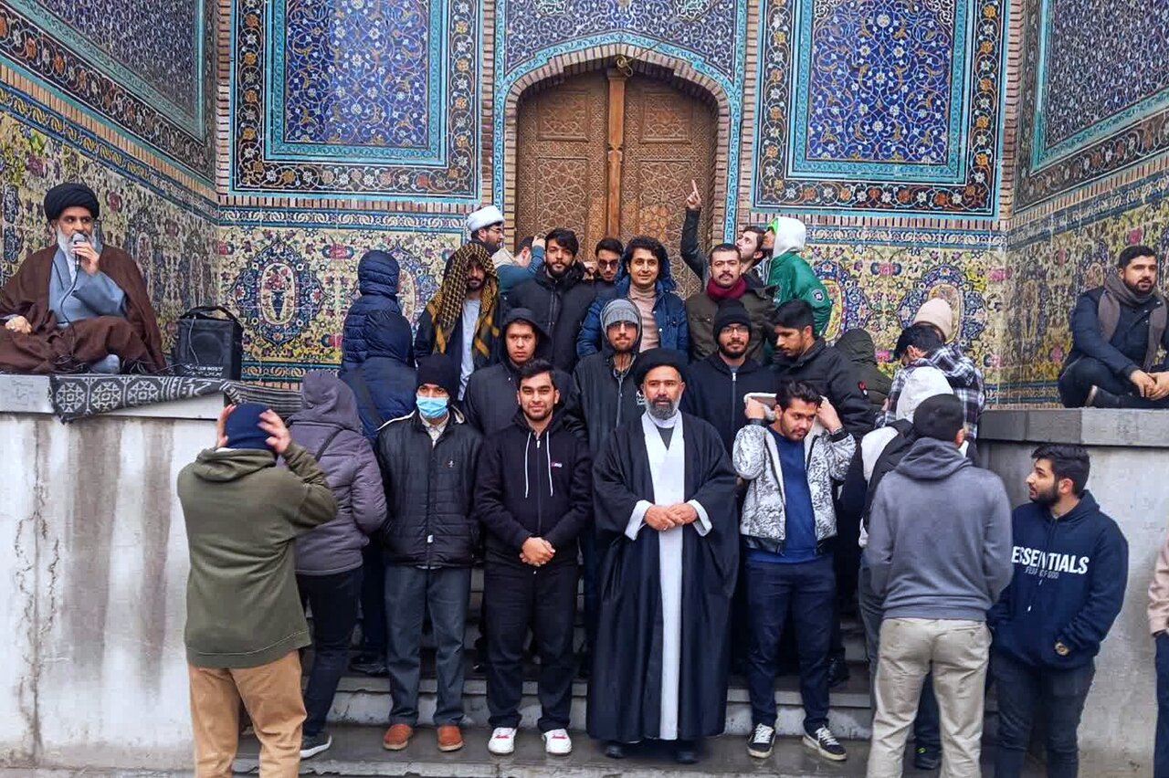 بازدید دانشجویان علوم پزشکی قم از مدرسه فیضیه؛ یادمانی از وحدت حوزه و دانشگاه+تصاویر