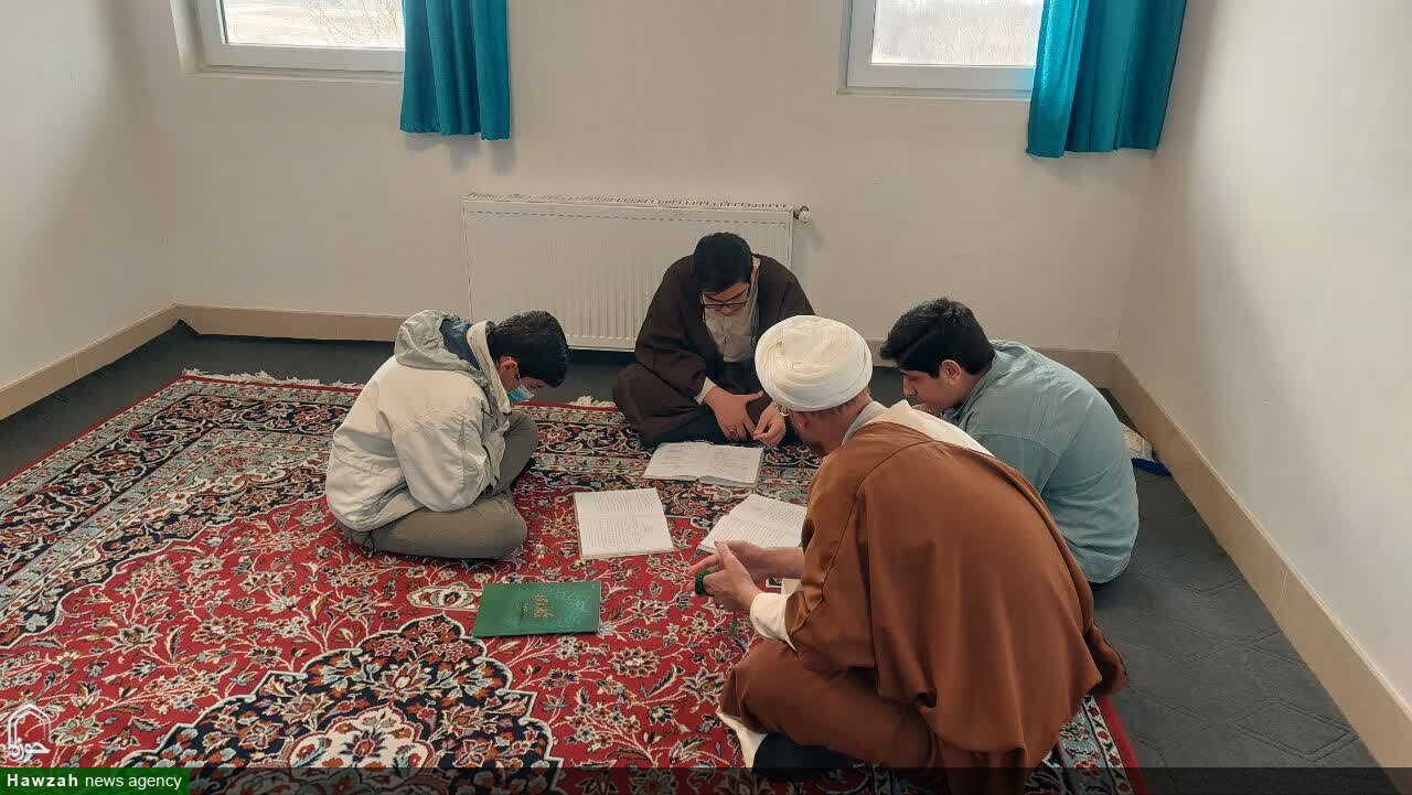 تصاویر / مباحثه طلاب مدرسه علمیه شیخ علیخان زنگنه تویسرکان
