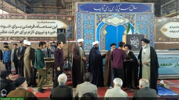 تجلیل از دانش آموزان خوزستانی افتخارآفرین علمی در نماز جمعه اهواز + عکس