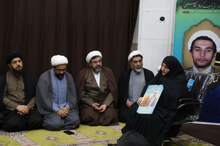 تصاویر/تکریم و بزرگداشت مقام مادر طلبه شهید مدافع حرم مصطفی خلیلی