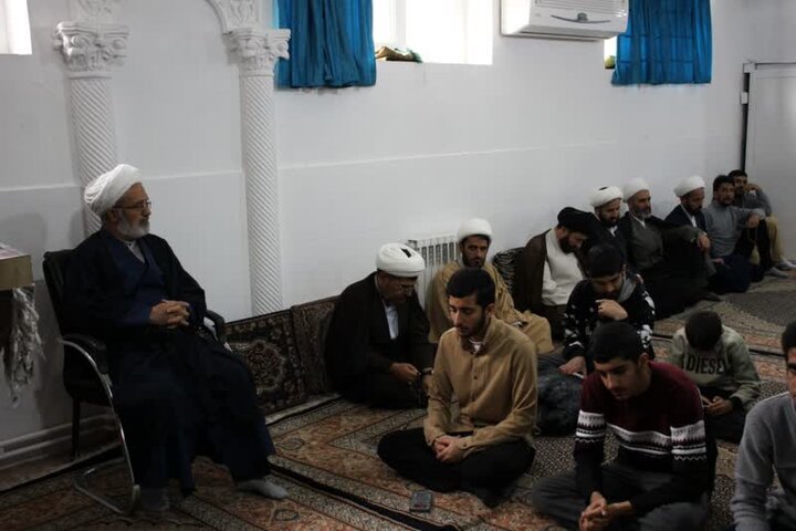 تصاویر/مراسم درس اخلاق هفتگی طلاب مدرسه علمیه امام صادق (ع) بیجار