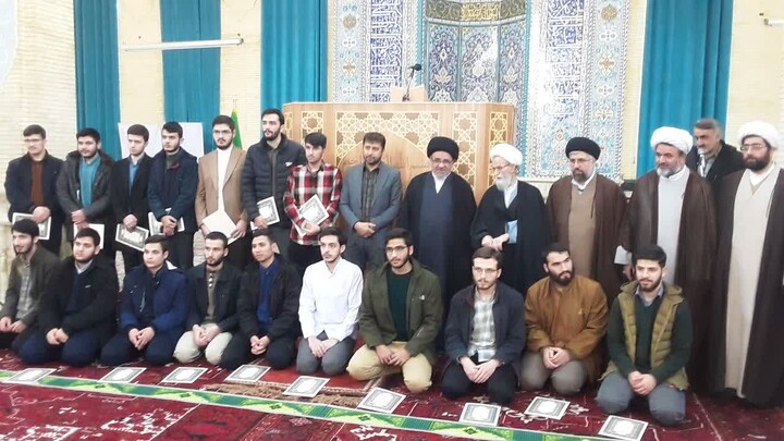 تصاویر / تجلیل از رتبه‌های برتر المپیادهای علمی و راهیافتگان به مرحله کشوری حوزه‌ علمیه منطقه بناب در نماز جمعه این شهرستان