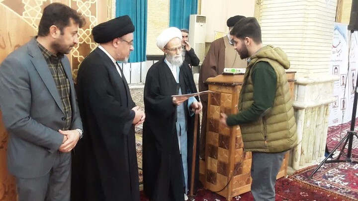 تصاویر / تجلیل از رتبه‌های برتر المپیادهای علمی و راهیافتگان به مرحله کشوری حوزه‌ علمیه منطقه بناب در نماز جمعه این شهرستان