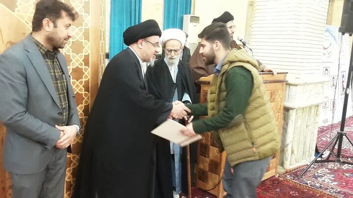 تصاویر / تجلیل از رتبه‌های برتر المپیادهای علمی و راهیافتگان به مرحله کشوری حوزه‌ علمیه منطقه بناب در نماز جمعه این شهرستان
