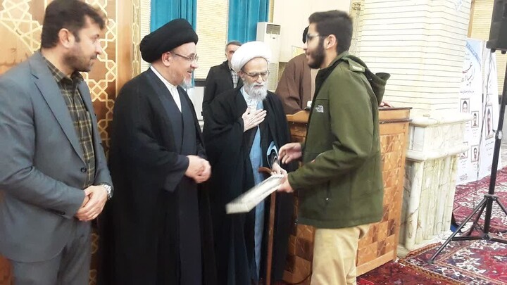 تصاویر / تجلیل از رتبه‌های برتر المپیادهای علمی و راهیافتگان به مرحله کشوری حوزه‌ علمیه منطقه بناب در نماز جمعه این شهرستان