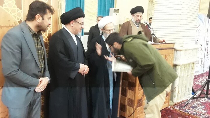 تصاویر / تجلیل از رتبه‌های برتر المپیادهای علمی و راهیافتگان به مرحله کشوری حوزه‌ علمیه منطقه بناب در نماز جمعه این شهرستان
