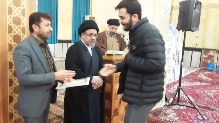 تصاویر / تجلیل از رتبه‌های برتر المپیادهای علمی و راهیافتگان به مرحله کشوری حوزه‌ علمیه منطقه بناب در نماز جمعه این شهرستان