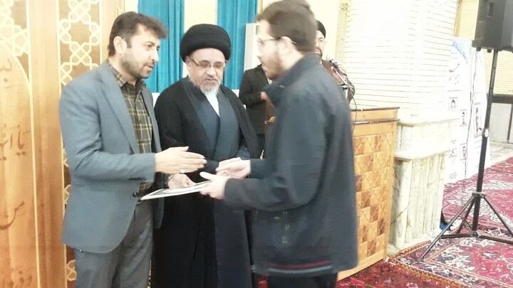 تصاویر / تجلیل از رتبه‌های برتر المپیادهای علمی و راهیافتگان به مرحله کشوری حوزه‌ علمیه منطقه بناب در نماز جمعه این شهرستان