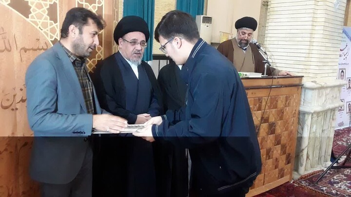 تصاویر / تجلیل از رتبه‌های برتر المپیادهای علمی و راهیافتگان به مرحله کشوری حوزه‌ علمیه منطقه بناب در نماز جمعه این شهرستان