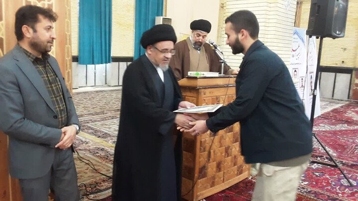 تصاویر / تجلیل از رتبه‌های برتر المپیادهای علمی و راهیافتگان به مرحله کشوری حوزه‌ علمیه منطقه بناب در نماز جمعه این شهرستان